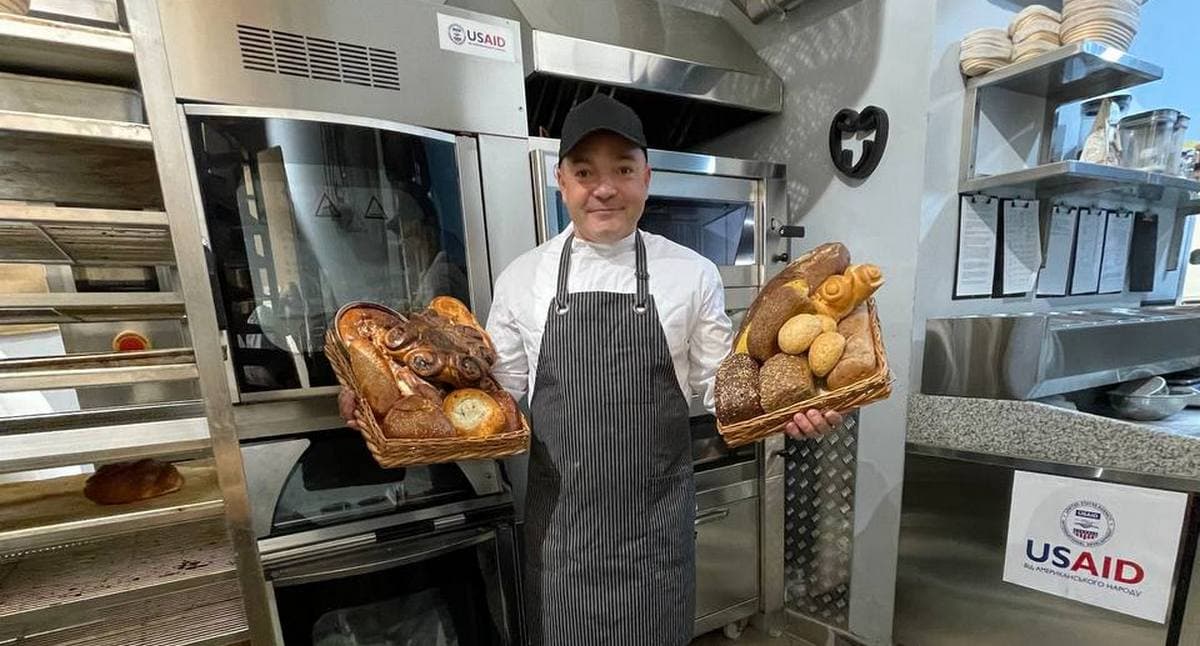 Підприємець з Луганщини почав випікати "Шалені плюшки" у Львові" за підтримки USAID