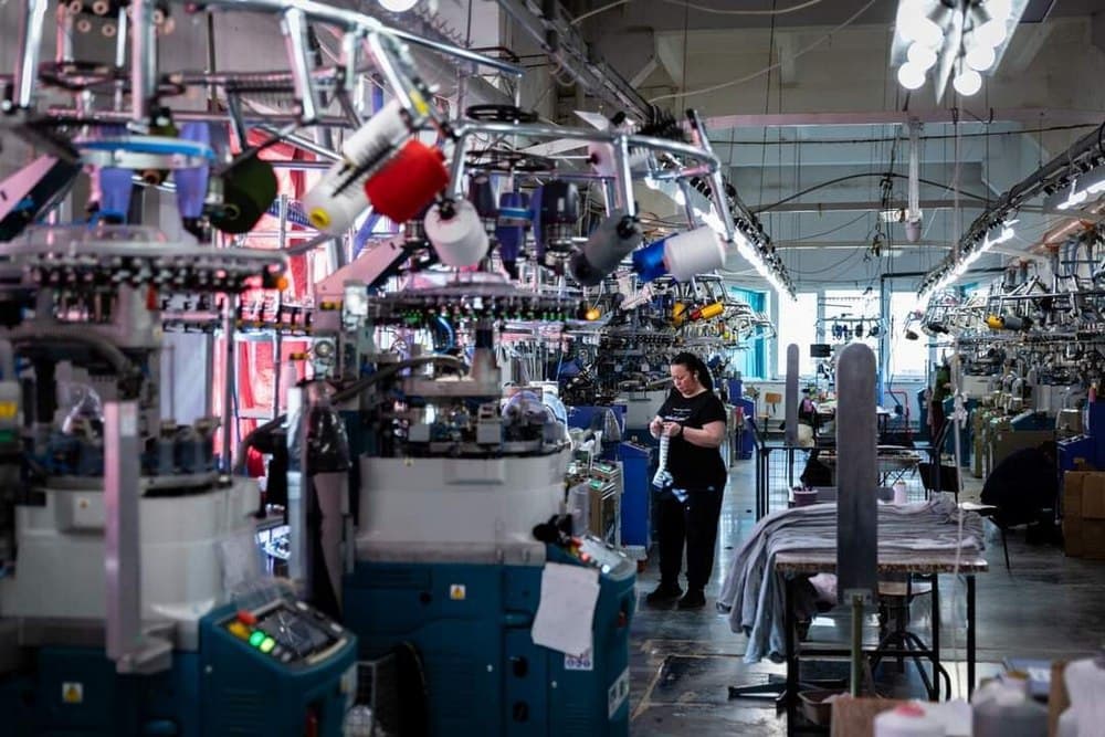 Рубіжанська панчішна мануфактура наближається до відновлення половини потужностей, які були до російського вторгнення