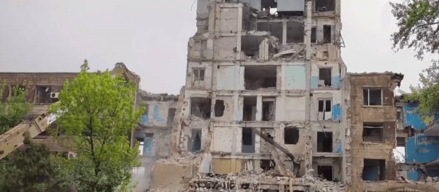 У Маріуполі окупанти знищують будівлю ТСОУ ДТСААФ в історичному центрі міста (відео)