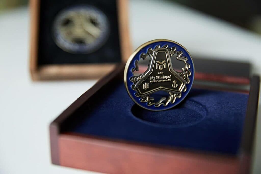 Автор фотокниги Мій Маріуполь та світ довкола створив особистий коїн