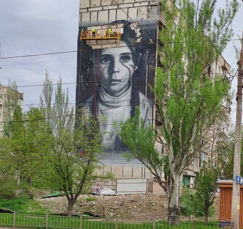 Загарбники в окупованому Маріуполі демонтують маніпуляційний "мурал" із дівчиною та ракетами не НАТО (фото)