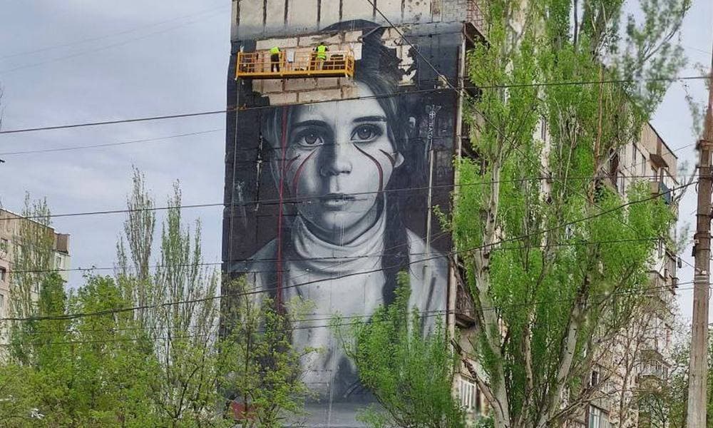 Загарбники в окупованому Маріуполі демонтують маніпуляційний "мурал" із дівчиною та ракетами не НАТО (фото)