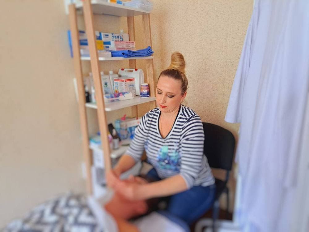 Маріупольчанка закінчила курси та робить масаж для ВПО