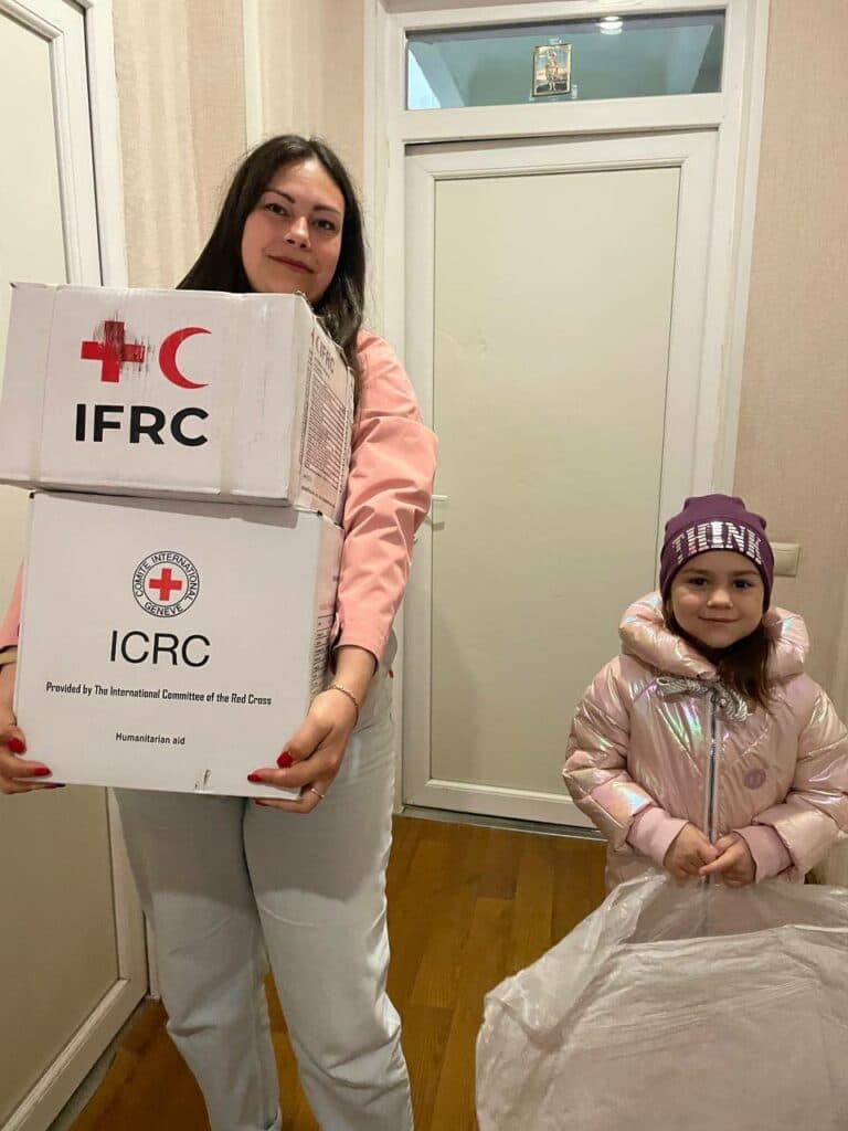 Маріупольці отримали допомогу від Червоного Хреста (фото)