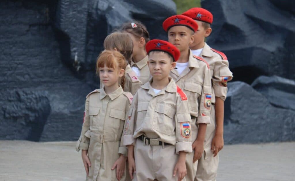Мілітаризація дітей окупація