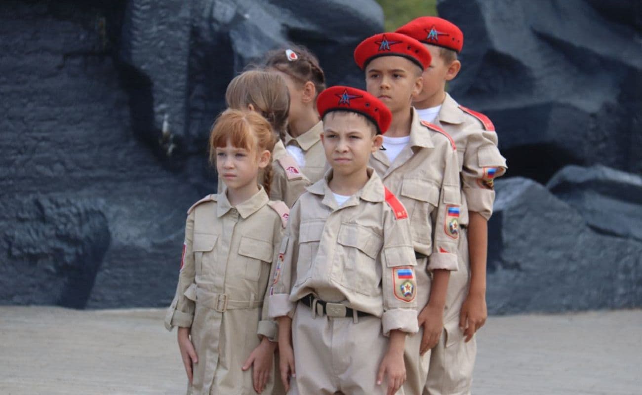 Мілітаризація дітей окупація