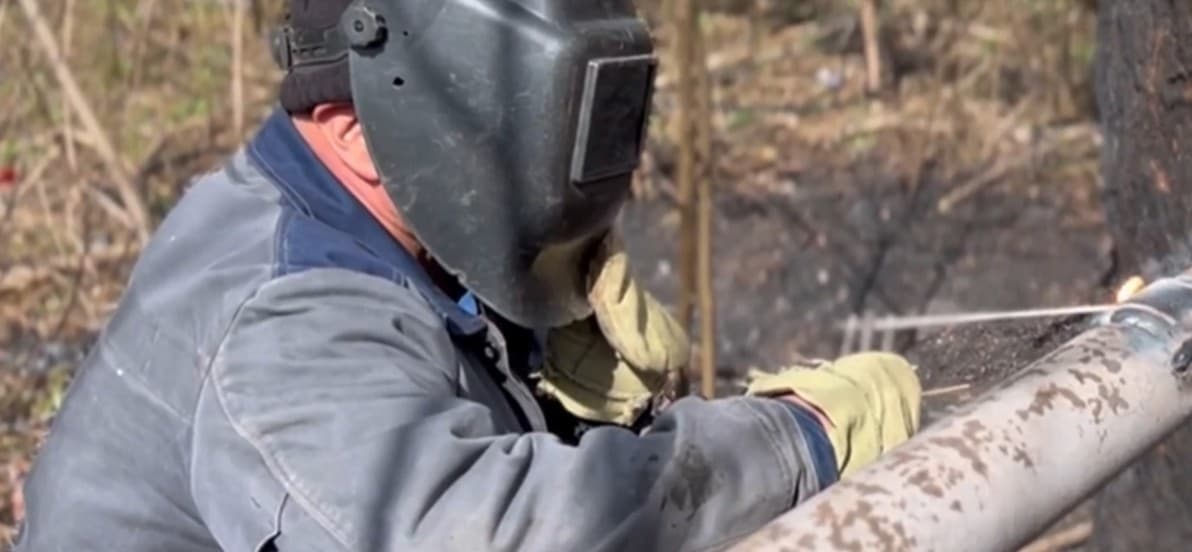 Газовики ліквідували аварійну ситуацію з пожежею газоводу у Миколаївці після обстрілу (відео)