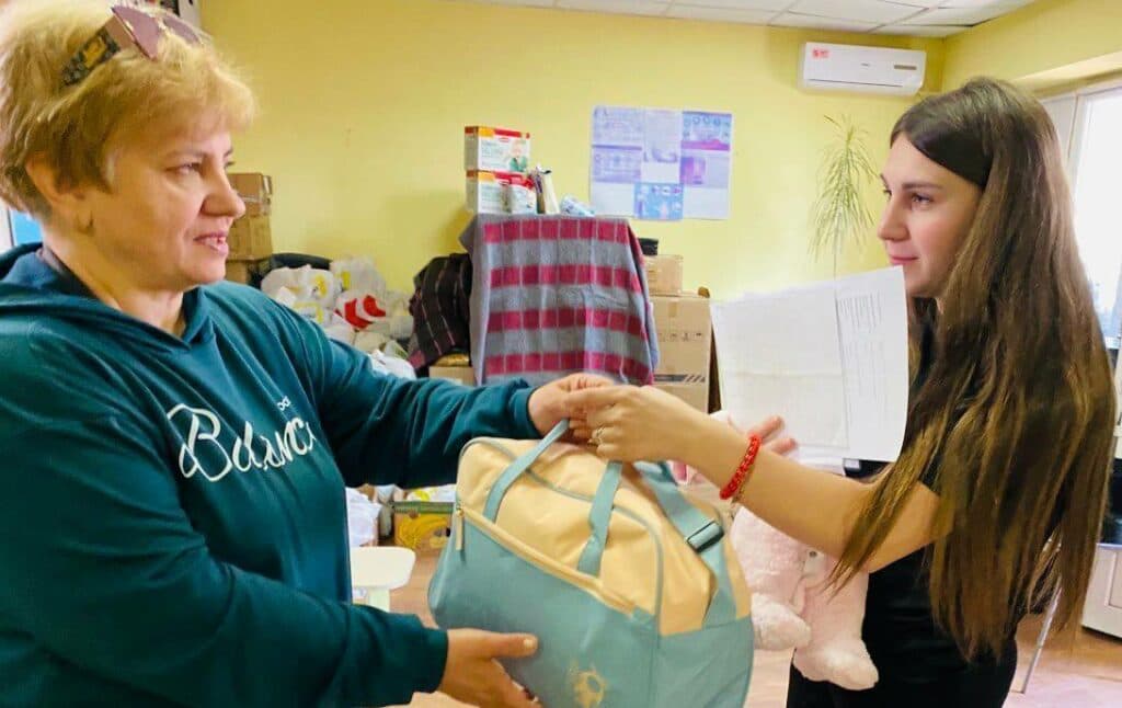 Соціально-незахищені мешканці Покровська отримали гуманітарну допомогу (фото)