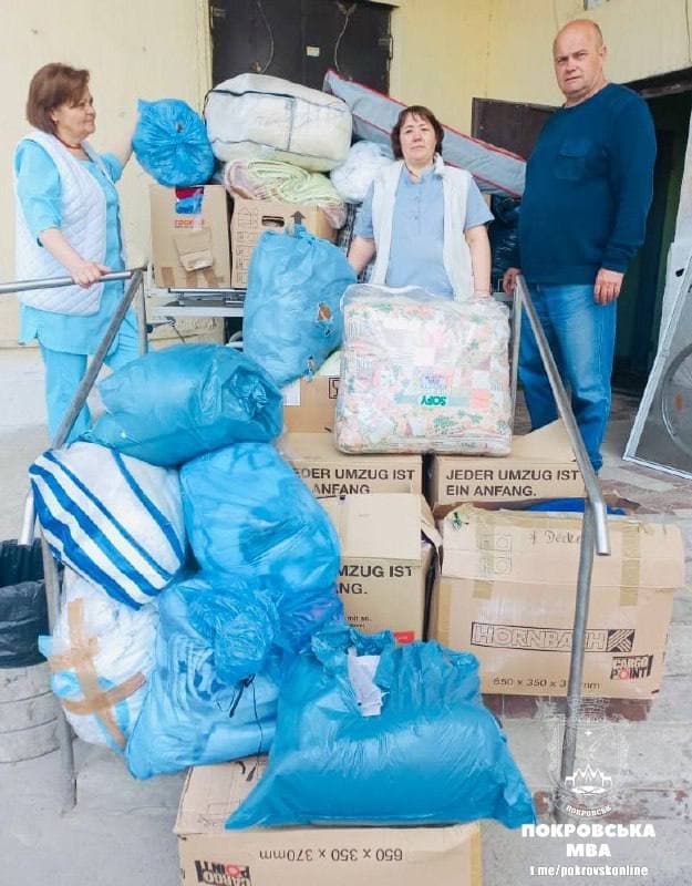 Члени громадськості забезпечують медичні заклади Покровська гуманітарною допомогою