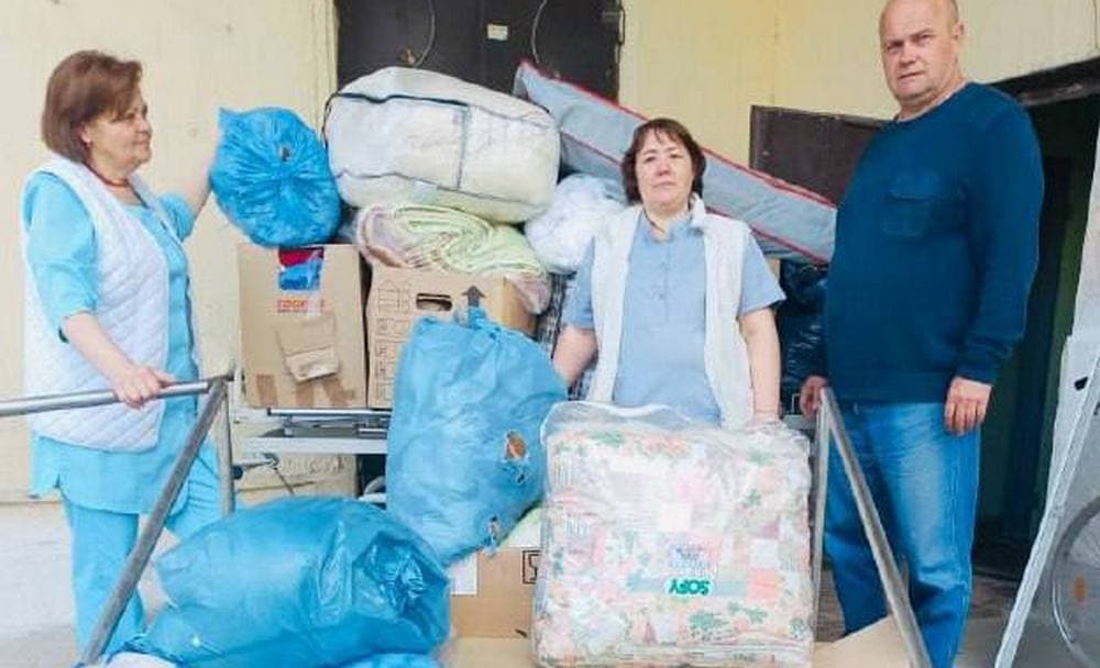 Члени громадськості забезпечують медичні заклади Покровська гуманітарною допомогою