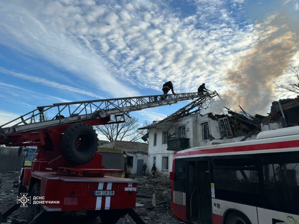 У Покровську внаслідок обстрілу виникли пожежі в адміністративній будівлі та приватному житловому будинку (фото)