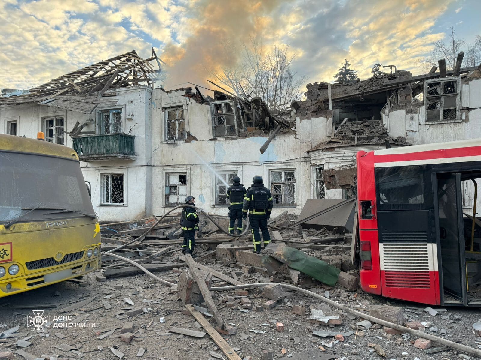 У Покровську внаслідок обстрілу виникли пожежі в адміністративній будівлі та приватному житловому будинку (фото)