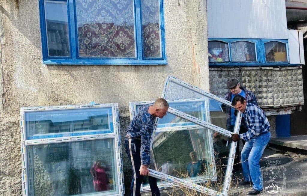 У Покровськ надійшла нова партія вікон від міжнародних донорів для відновлення пошкоджених домогосподарств (фото)