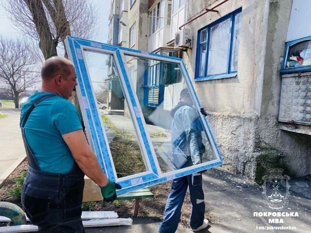 У Покровськ надійшла нова партія вікон від міжнародних донорів для відновлення (фото)