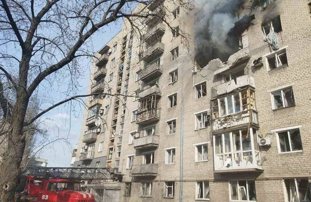 Ворог вдарив по 9-поверховому житловому будинку в Селидовому (фото)