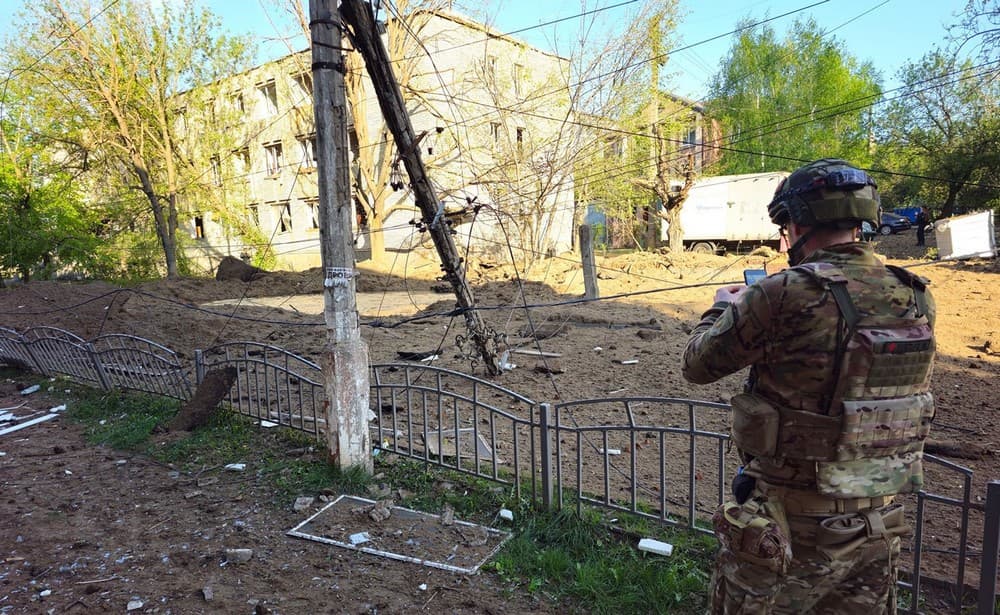 Поліцейські документують наслідки авіаудару по Слов’янську (відео)