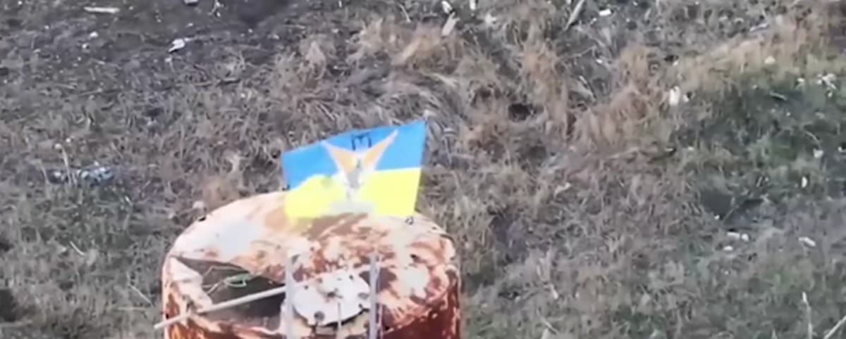 Прикордонники встановили прапор України над позиціями окупантів поблизу Бахмута (відео)