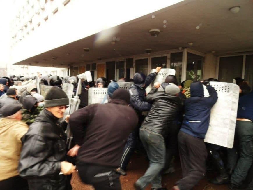 Захоплення будівлі Маріуполя 13 квітня