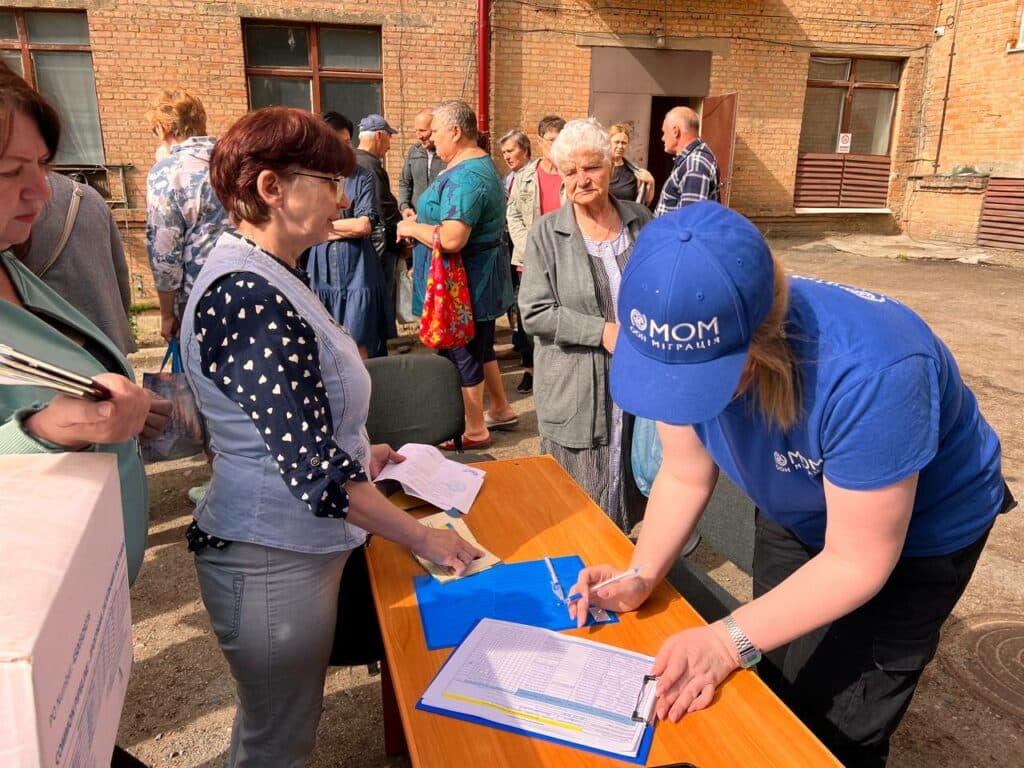Мешканцям Соледарської громади видали допомогу від IOM Ukraine (фото)