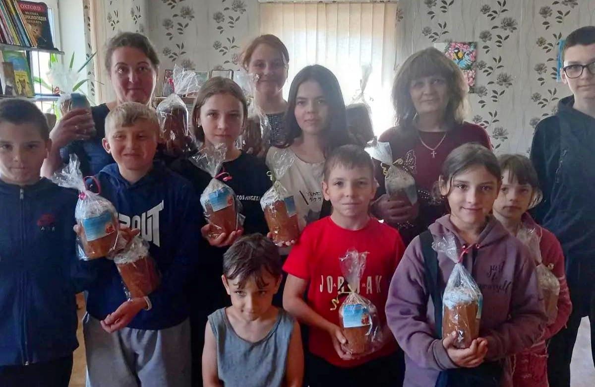 В Лимані вручили родинам загиблих військовослужбовців, людям похилого віку та дітлахам пасхальні подарунки (фото)