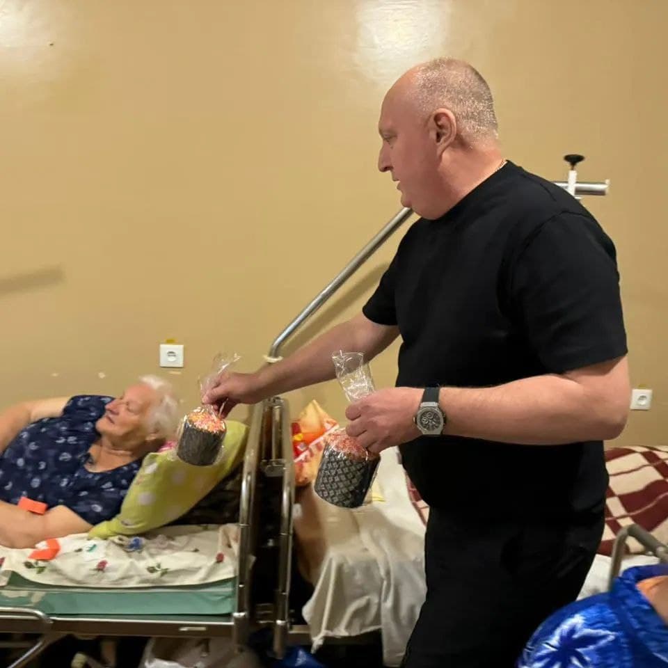 В Лимані вручили родинам загиблих військовослужбовців, людям похилого віку та дітлахам пасхальні подарунки (фото)
