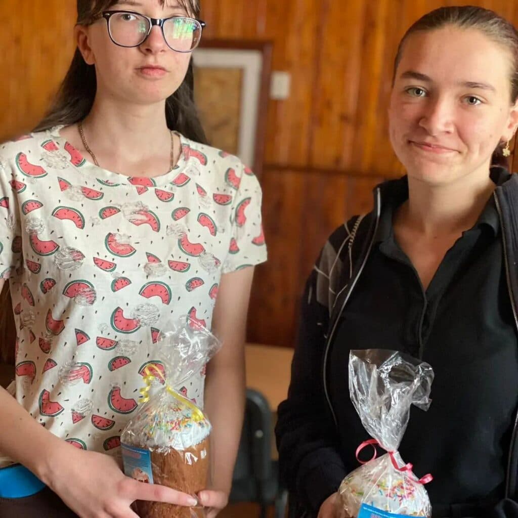 В Лимані вручили родинам загиблих військовослужбовців, людям похилого віку та дітлахам пасхальні подарунки (фото)