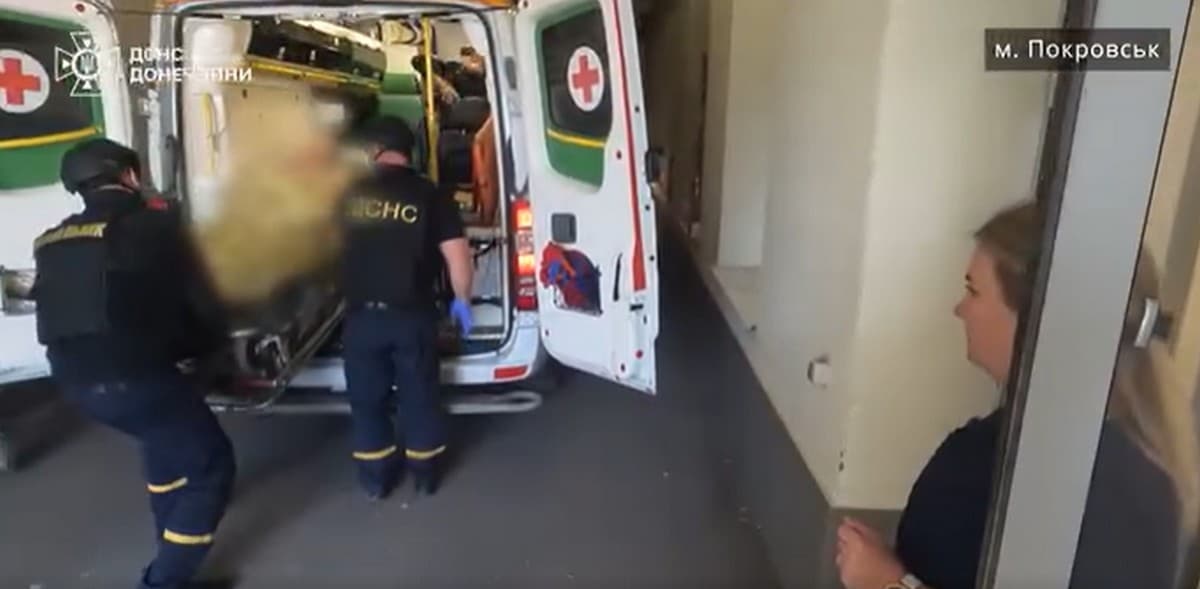 У Покровському районі рятувальники надали допомогу пораненій внаслідок обстрілу жінці (відео)