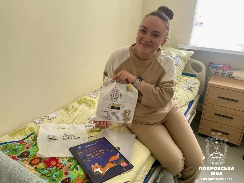 Народжені в вишиванці: у Покровській громаді немовлята отримали перші вишиті сорочки (фото)