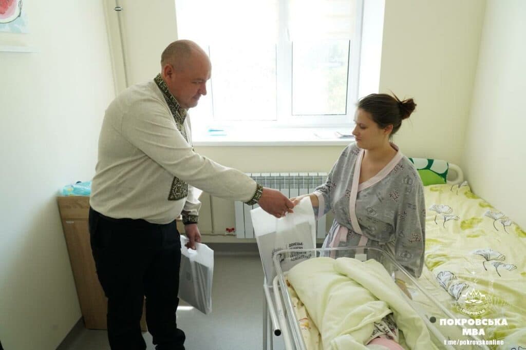 Народжені в вишиванці: у Покровській громаді немовлята отримали перші вишиті сорочки (фото)