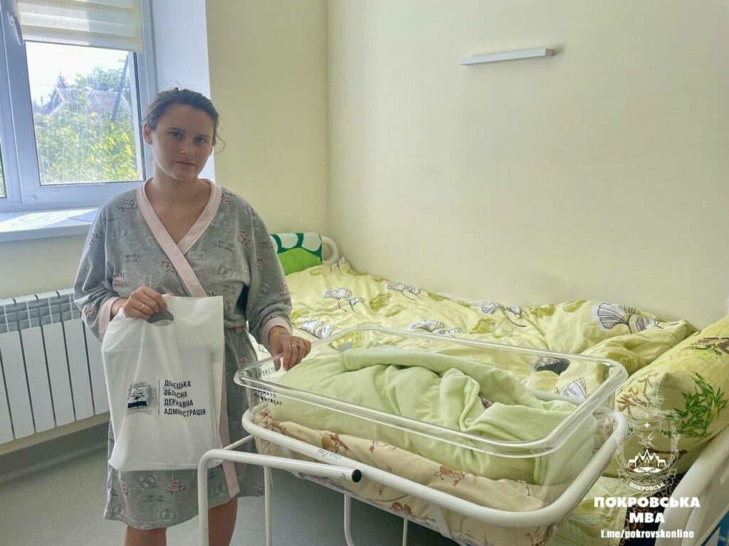 Народжені в вишиванці: у Покровській громаді немовлята отримали перші вишиті сорочки (фото)