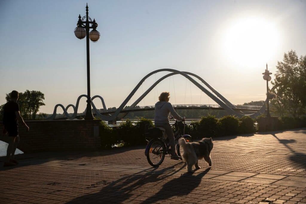 У Києві завершили будівництво пішохідного мосту "Хвиля Азову" (фото)