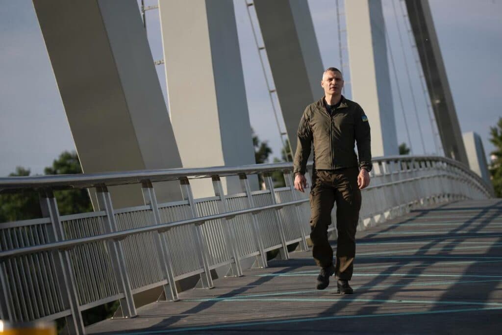 У Києві завершили будівництво пішохідного мосту "Хвиля Азову" (фото)