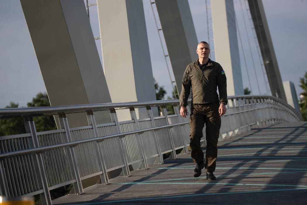 У Києві завершили будівництво пішохідного мосту "Хвиля Азову" (фото)