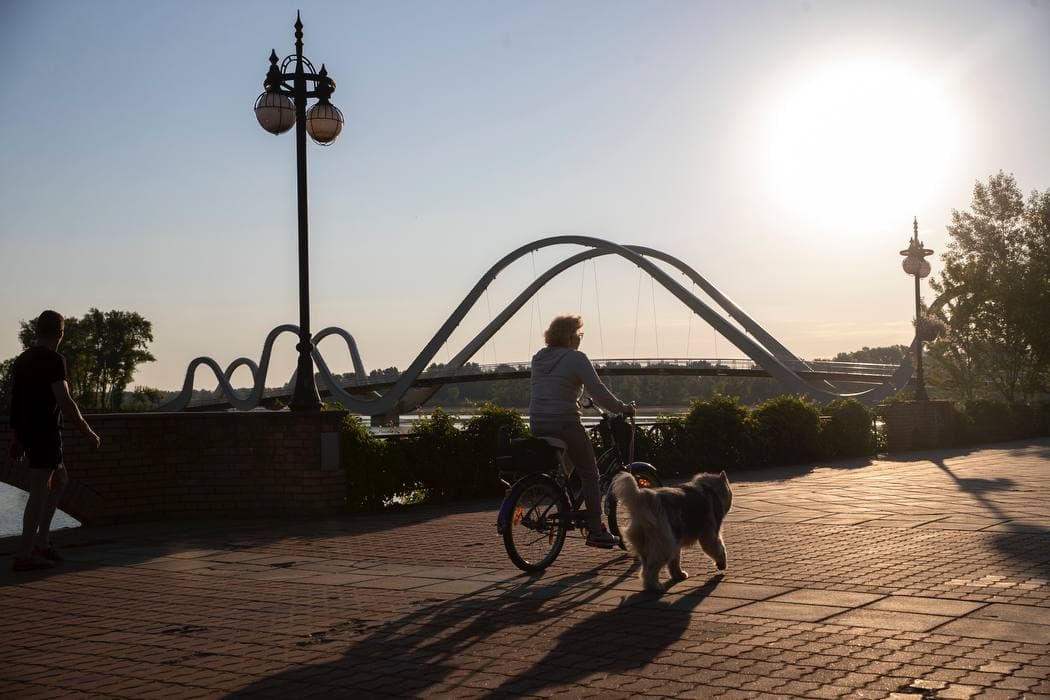 У Києві завершили будівництво пішохідного мосту "Хвиля Азову" (фото)