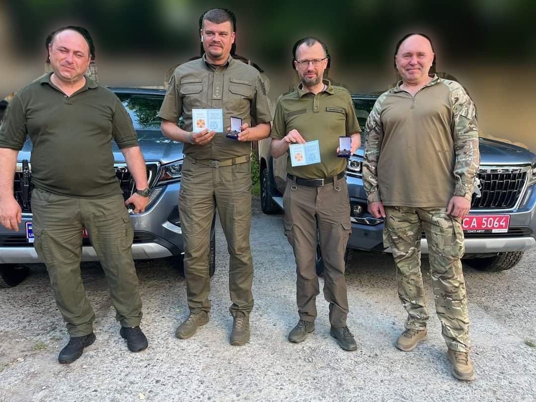 Лисогор передав позашляховики бійцям 111-ї бригади ТРО, яка боронить Луганщину (фото)