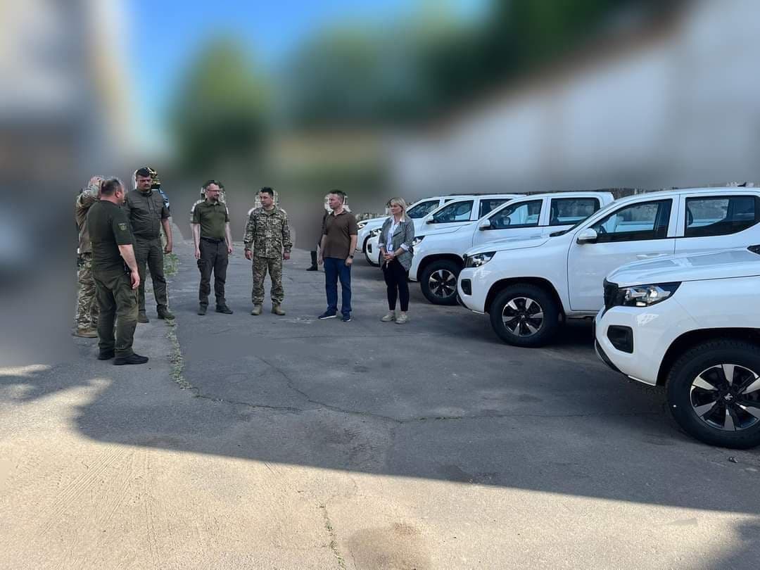 Лисогор передав позашляховики бійцям 111-ї бригади ТРО, яка боронить Луганщину (фото)