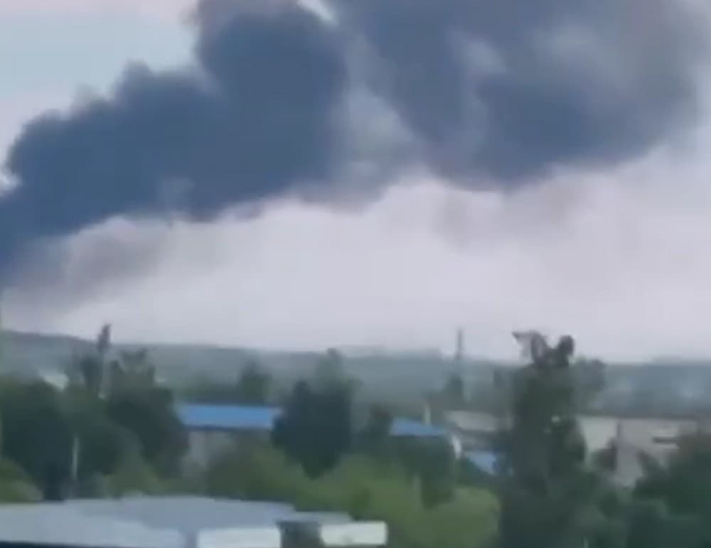 В окупованому Довжанську палає склад з пально-мастильними матеріалами (відео)