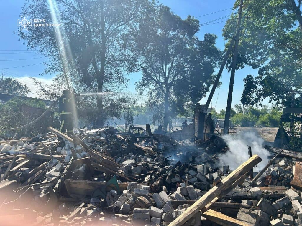 Ворог знищує Лиманську громаду обстрілами і пожежами