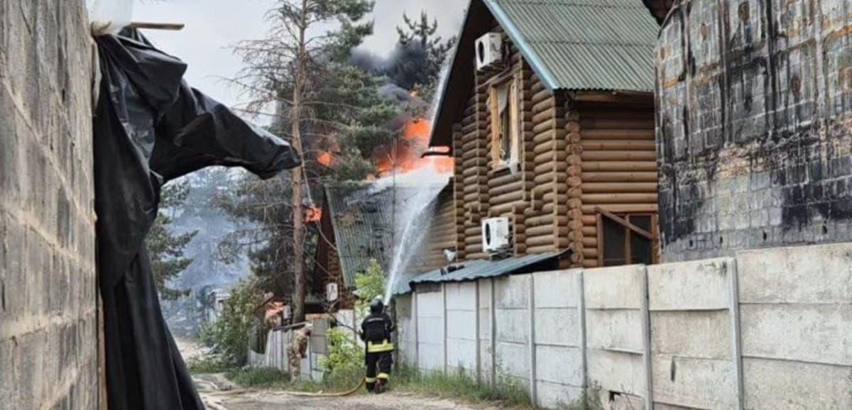 В Лимані пожежа після ворожого обстрілу зруйнувала 15 споруд готельно-розважального комплексу (фото)