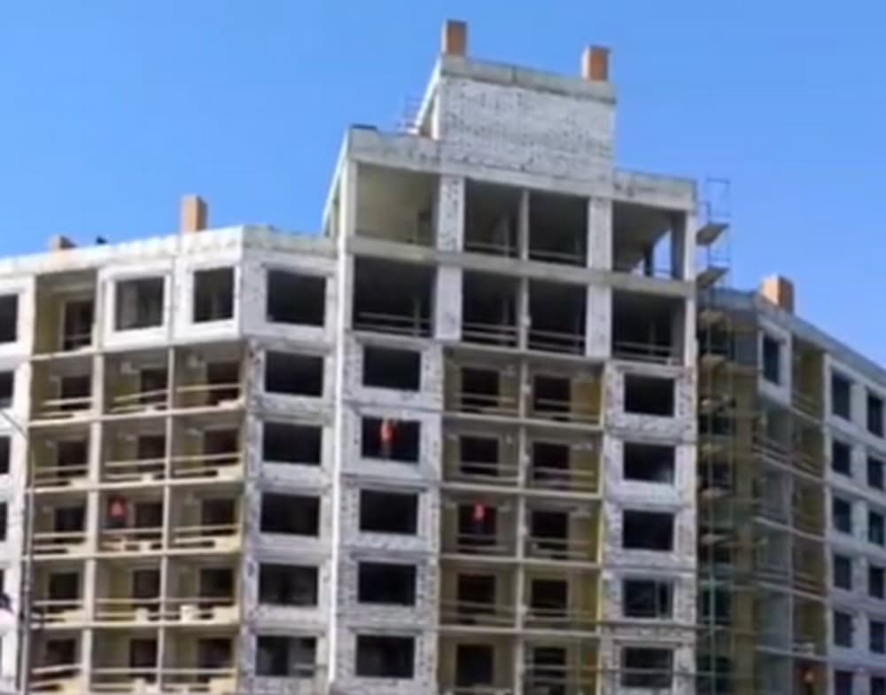 У Маріуполі окупанти продовжують забудову на місці знищеного ними "Будинку з годинником" (відео)