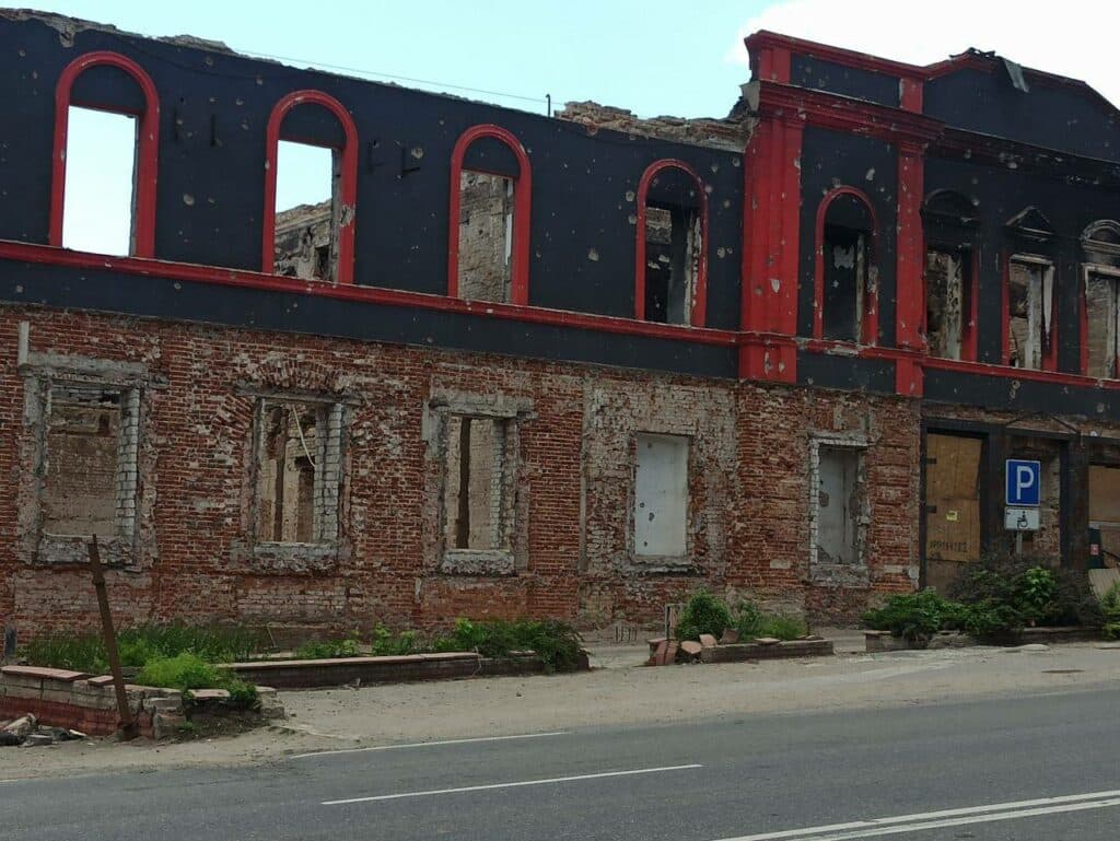 Міськрада показала, як виглядає зруйнована окупантами Лівобережжя Маріуполя (фото)