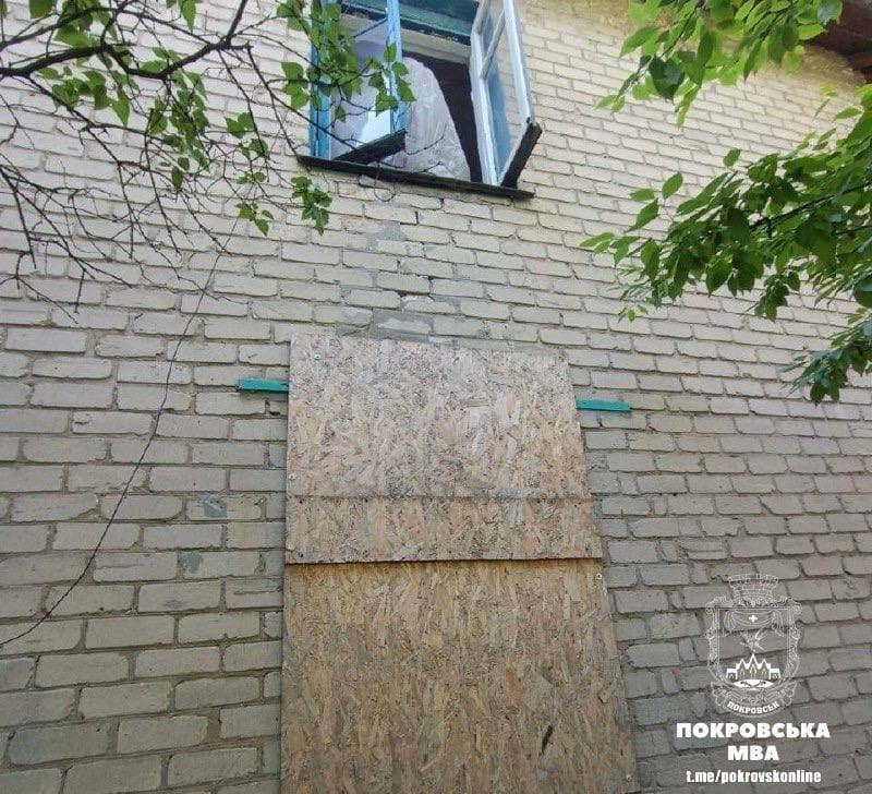 Комунальні служби Покровська допомагають покровчанам у відновленні пошкодженого житла