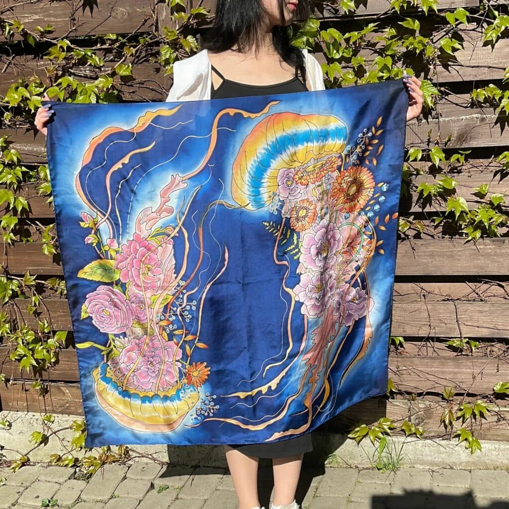 донеччанка створює розписні шовкові вироби в Ірпені