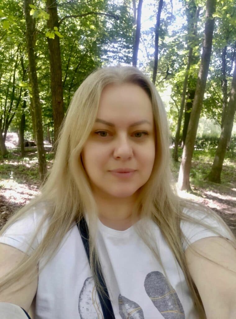 донеччанка створює розписні шовкові вироби в Ірпені