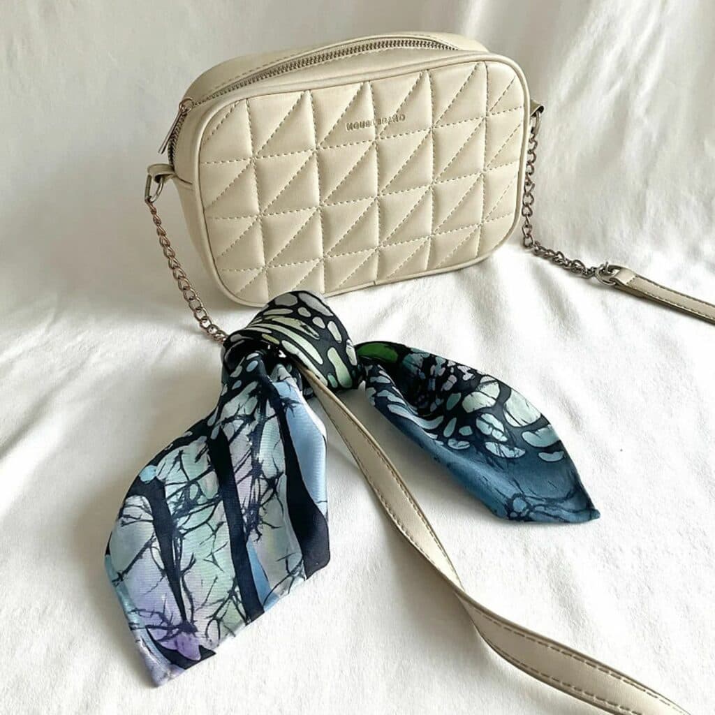 донеччанка створює розписні шовкові вироби в Ірпені