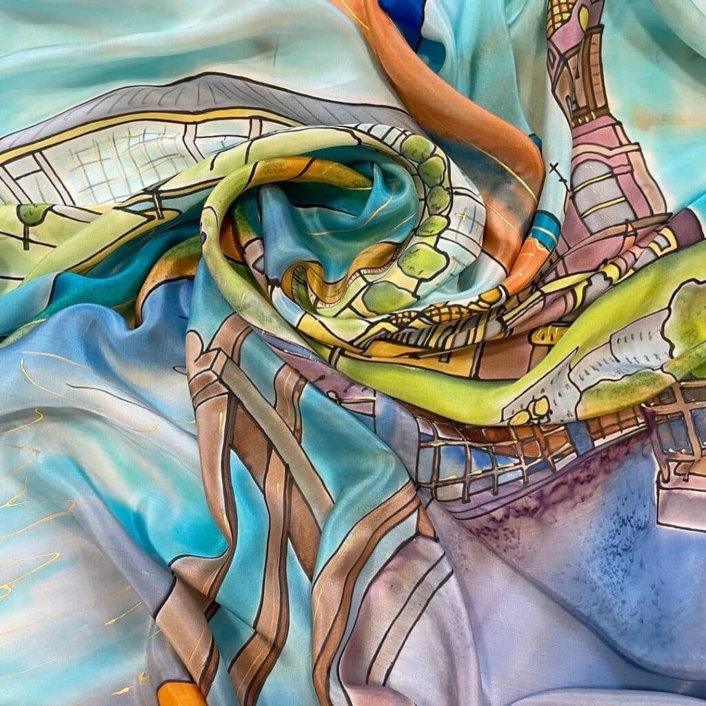 донеччанка створює розписні шовкові вироби в Ірпені