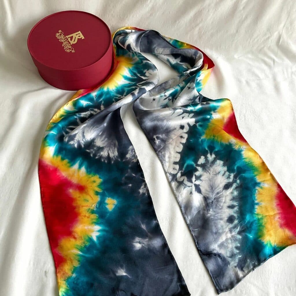 донеччанка створює розписні шовкові вироби в Ірпені