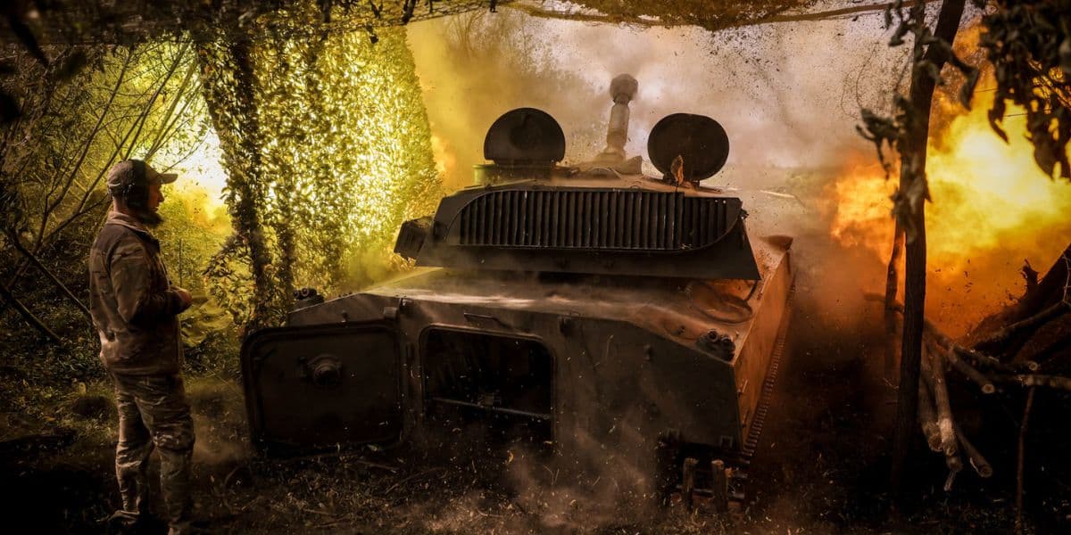 стріляє артилерія 24 омбр