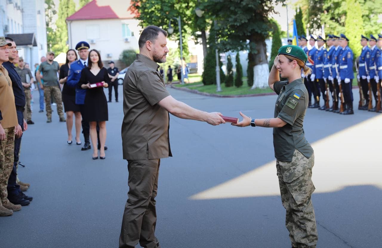 Міністр внутрішніх справ вручив державні нагороди прикордонникам і прикордонницям Донецького і Луганського гарнізонів (фото)