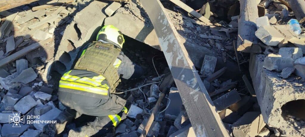 У селищі Дробишеве на Донеччині з-під завалів вилучили тіло загиблого чоловіка